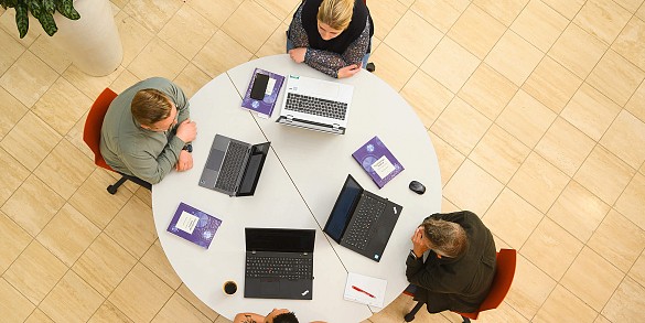 Moderne studiemiljø på EAMV campus med lyse lokaler, åbne læringsområder og inspirerende faciliteter hvor studerende kan arbejde og samarbejde